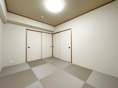 【和室】 | ベルク浜寺公園 | LDKと隣接した6畳の和室。
お子様の遊び部屋・お昼寝スペースとして使うのもオススメです♪