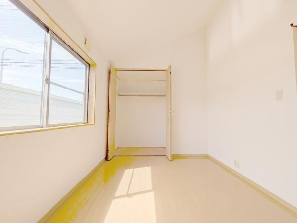【洋室】 | 収納を完備！普段使いのお洋服や小物はもちろん、季節物のお洋服などもしっかりと整理整頓おしまい頂けます。居室空間をより広く隅々までお使いいただけますね♪
