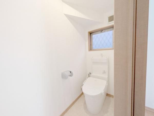 【トイレ】 | 窓があるので、換気しやすく匂いもこもりません♪暗くなりがちなトイレも明るいですよ♪