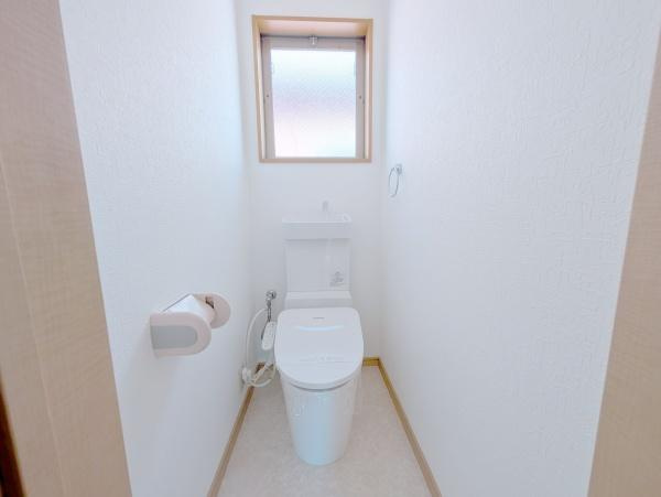 【トイレ】 | 2階にもトイレがあります。
1階にわざわざ降りなくて済むので重宝しますよ♪

