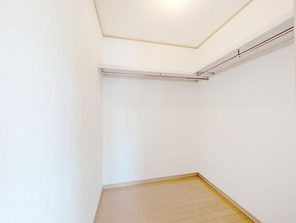 【収納】 | お洋服を大切にされる方に大変喜ばれる、憧れのウォークインクローゼット。
お洋服以外にも掃除機やスーツケースなどを一箇所に集約できるのは魅力ですね！
扉が一箇所ですので、お部屋の見た目にもスッキリ！