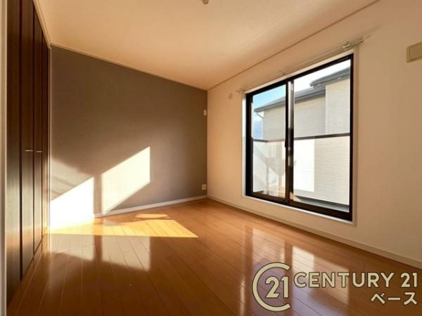 磯城郡田原本町新木　一戸建の寝室|■現地撮影写真■開放感のある広々した主寝室！他に洋室が２部屋ございます！