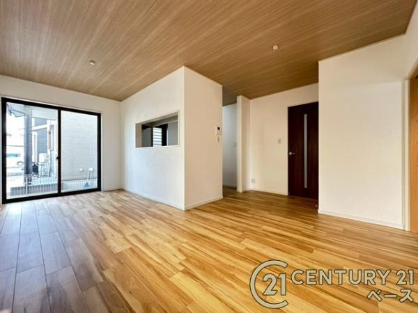 磯城郡田原本町新木　一戸建の居間・リビング|■現地撮影写真■ご家族でくつろいでいただける広々したＬＤＫ！