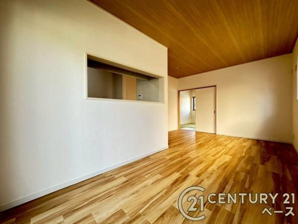 磯城郡田原本町新木　一戸建の居間・リビング|■現地撮影写真■大きな窓から柔らかい光が射し込みます！