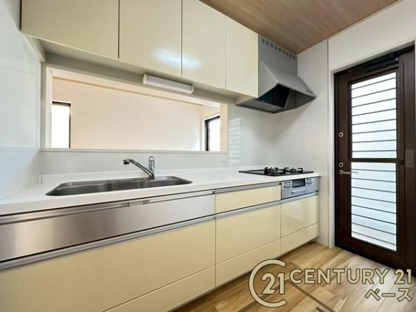 磯城郡田原本町新木　一戸建のキッチン|■現地撮影写真■広々キッチンで快適お料理！上部には便利な収納棚を完備！