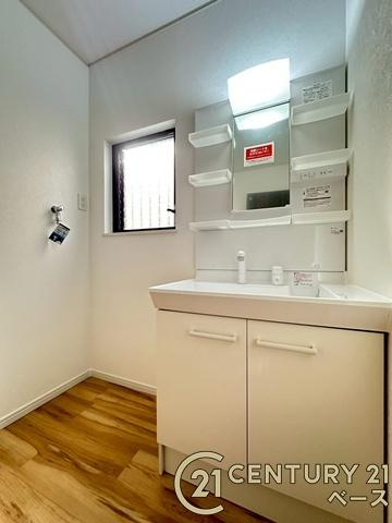 磯城郡田原本町新木　一戸建の独立洗面台|■現地撮影写真■忙しい朝にも役立つゆったりとした広さの快適な洗面スペースです！