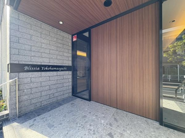 ブリシア横浜大口のエントランス