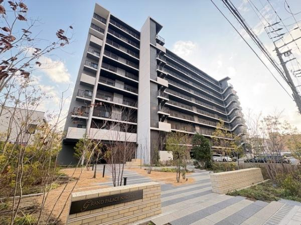 【外観】 | グランドパレス長田　中古マンション | ●築２年の築浅物件です♪
綺麗な建物、お部屋で気持ちのいい新生活を送れますね♪

●南向きにつき陽当り良好♪
バルコニーから気持ちのいい光が差し込みますので、お部屋を明るい光で包んでくれます♪