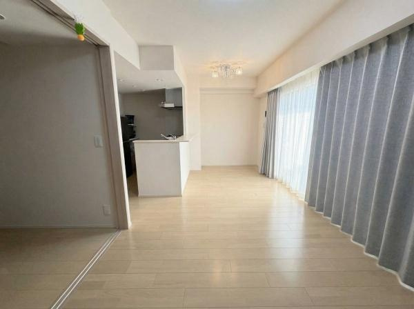 【居間・リビング】 | グランドパレス長田　中古マンション | ■カウンターキッチン♪
家族を見守れる人気のカウンターキッチンです♪　配膳、片付けなどの家事動線の面でも嬉しいですね♪