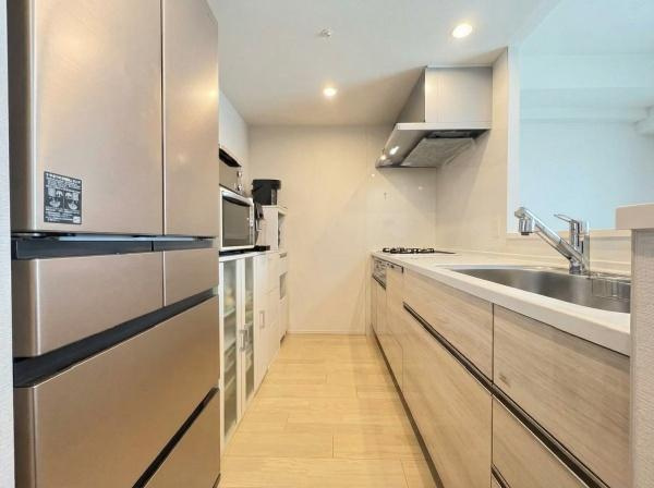 【キッチン】 | グランドパレス長田　中古マンション | ●床暖房付♪
足元からじんわりと暖めるので、寒い冬でも快適な室内温度♪　エアコンのように乾燥しにくいのも嬉しいですね♪