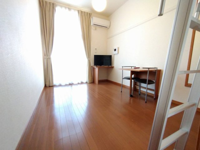 【居間・リビング】 | レオパレスフローレンス | 2階は絨毯仕様です。