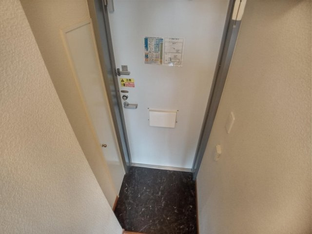 レオパレス長池の玄関