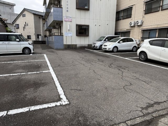 リバーハイツ光陽の駐車場