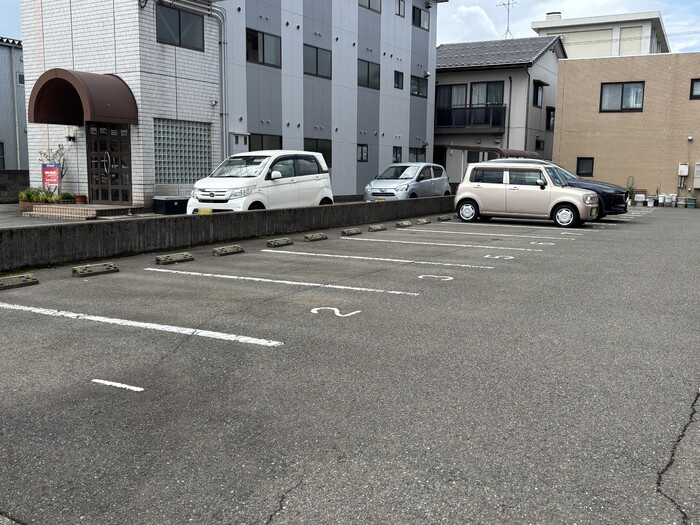 フローラＳＡＴＩの駐車場