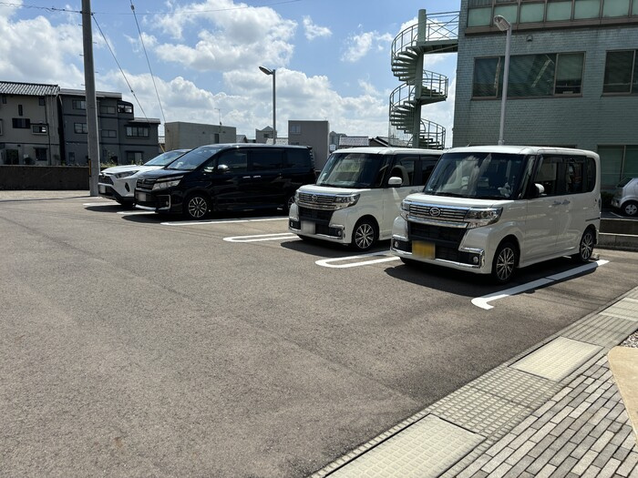 サニーガーデン日之出の駐車場