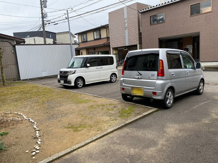 リバーハイツの駐車場