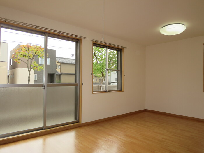 リースランドネオス春日壱番館　Ａの居間・リビング