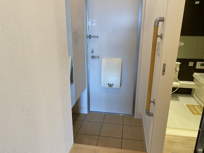 フリーデン大宮の玄関