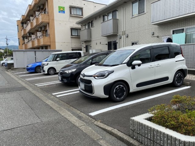 フリーデン大宮の駐車場