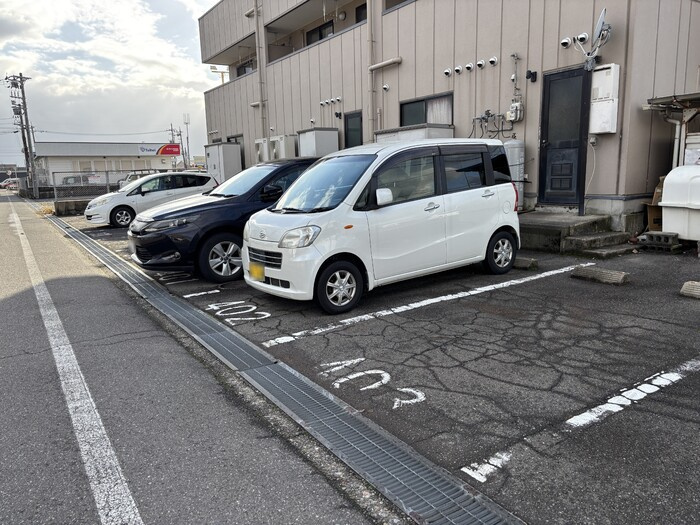 クレスト・デュオの駐車場
