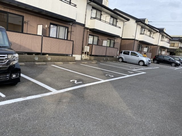 ロイヤルファミール　Aの駐車場