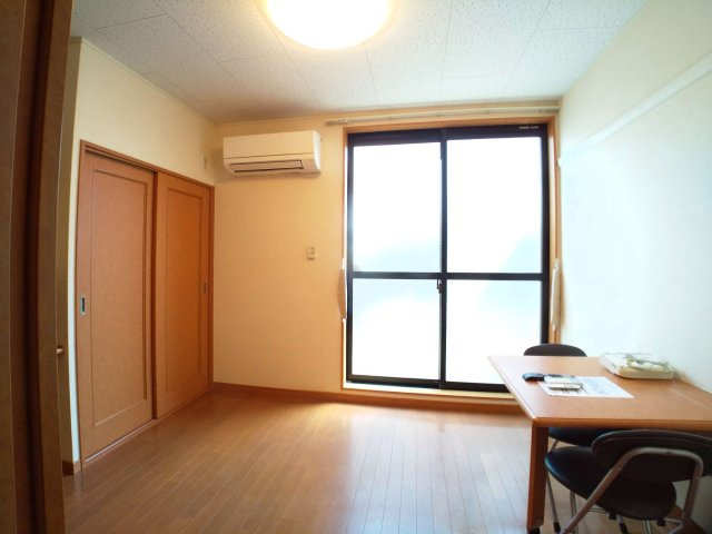 レオパレスブリッサ北花田の居間・リビング|ワイドな窓にて明るいお部屋