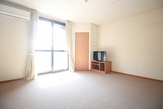 レオパレス松山インターの居間・リビング|備品や設備仕様は号室等により異なります現地をご確認下さい。