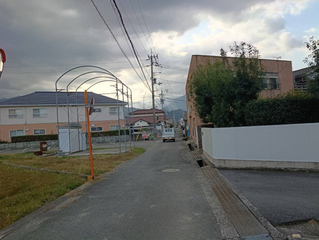 西条市樋之口67-3　中古戸建の前面道路含む現地写真