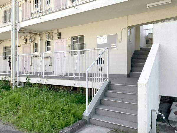 ビレッジハウス沢野本2号棟のエントランス