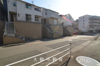 【前面道路含む現地写真】