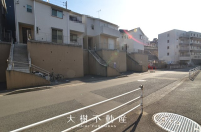 【前面道路含む現地写真】 | 海老名市上今泉3丁目　中古戸建て【仲介手数料無料】