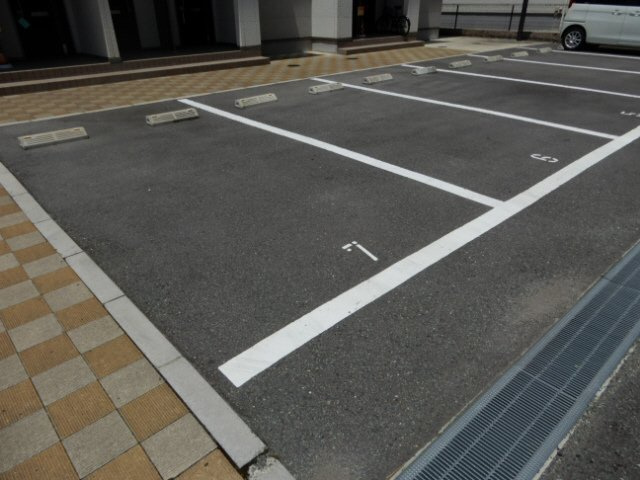 グランスターチスの駐車場