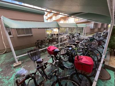 【駐輪場】 | ノバカネイチ津久野台 | 【駐輪場】屋根ございますので、雨で自転車が濡れないのは、嬉しいポイントですね☆