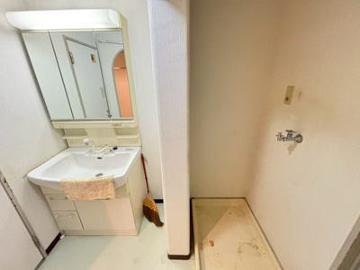 【洗面所】 | ノバカネイチ津久野台 | 身だしなみを整えるのに重宝するシャワー付きの洗面台です♪洗面台に収納もあるため、整頓しやすいですね！