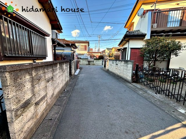 上尾市大谷本郷　中古戸建の前面道路含む現地写真