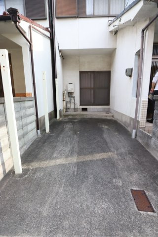 西野町1-20戸建の駐車場