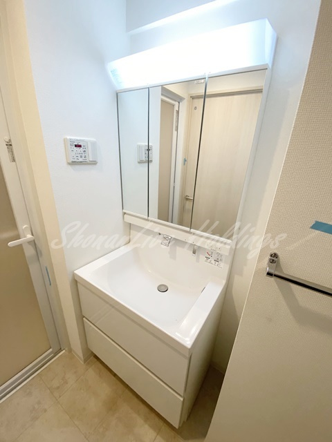 平塚市宮松町の賃貸マンションの洗面所|明るい洗面所です