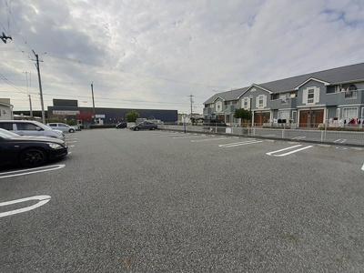 【駐車場】 | スカイ・ガーデンズ | 駐車場に車を止められます