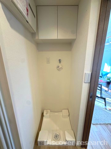 クリオ三鷹伍番館のランドリースペース|【ランドリースペース】
上部に吊戸棚があるので洗剤などの収納場所に困らなそうです。