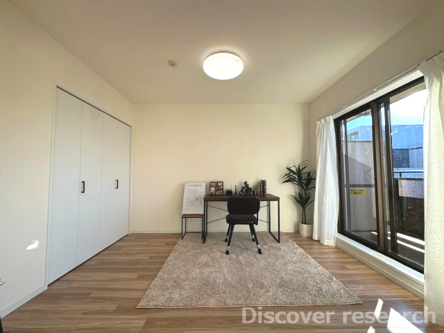 クリオ三鷹伍番館の洋室|【洋室（約6.0帖）】
自然光がたくさん入る洋室です。リビングと一体利用することも可能です◎