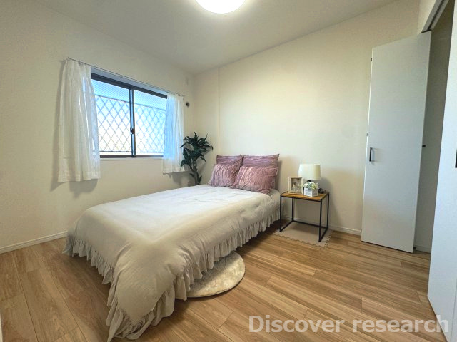 クリオ三鷹伍番館の洋室|【洋室（約5.7帖）】
腰壁窓なので家具の配置がしやすくベッドを置いても余裕がある洋室です。