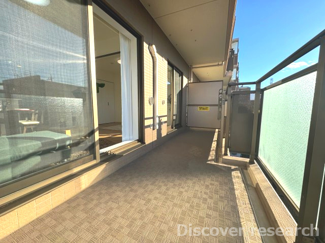 クリオ三鷹伍番館のバルコニー|【バルコニー（11.34㎡）】
幅の広いバルコニーで洗濯物が干しやすいです。
イスなどを置いてゆっくりお茶するのも良さそうです♪