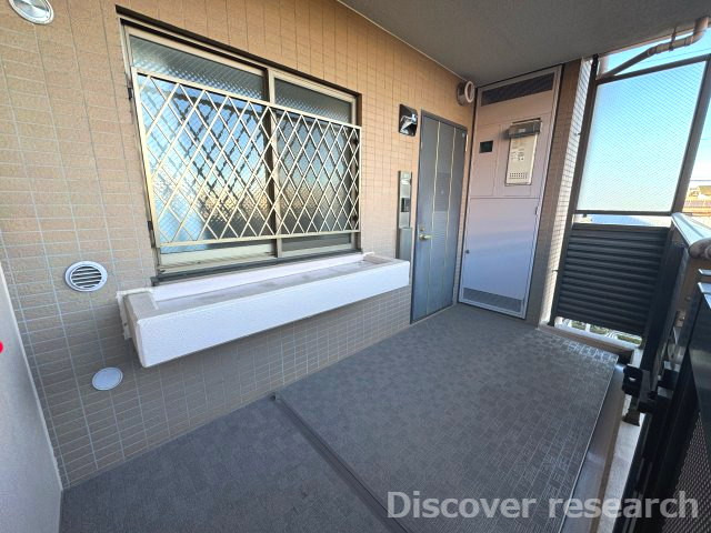 クリオ三鷹伍番館の玄関|【玄関ポーチ（7.12㎡）】
広々した玄関ポーチが設けられており使い勝手が良さそうです。