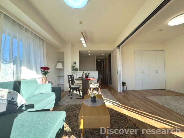 クリオ三鷹伍番館の居間・リビング|【リビングダイニング（約8.5帖）】
隣接する洋室の扉を開けて一体利用することで、約14.5帖の開放的な空間になります◎
