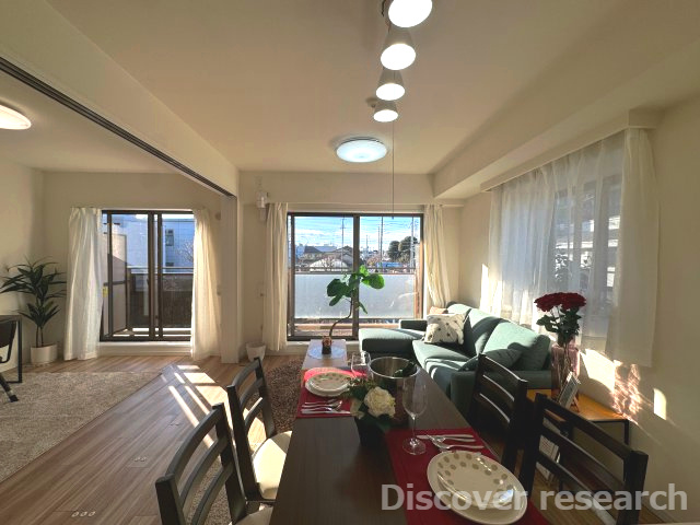 クリオ三鷹伍番館の居間・リビング|【リビングダイニング（約8.5帖）】
家族揃ってくつろげるリビングです。