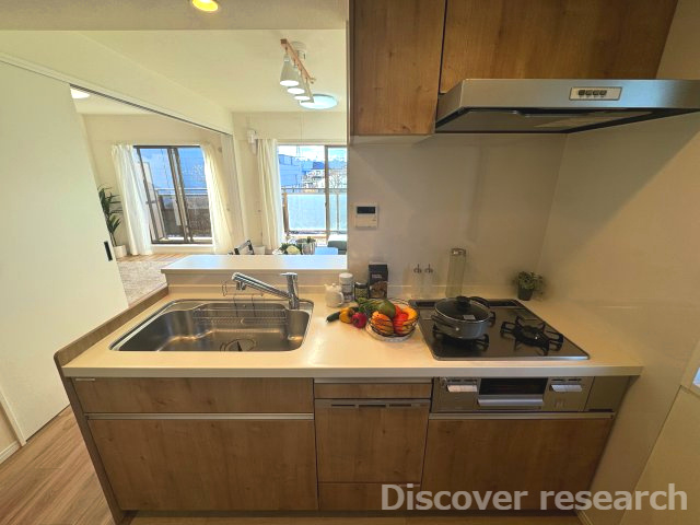 クリオ三鷹伍番館のキッチン|【システムキッチン（食洗器付）】
カウンター付きのシステムキッチンです。オープンになっていて家族とコミュニケーションを取りながら家事ができます。