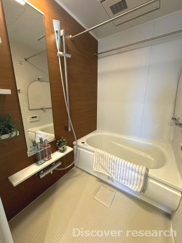 クリオ三鷹伍番館の浴室|【浴室（追炊・換気乾燥機付）】
スライドシャワー、棚が設けられており使いやすい浴室になっています。換気乾燥機付きの為、洗濯物を干すこともできます。