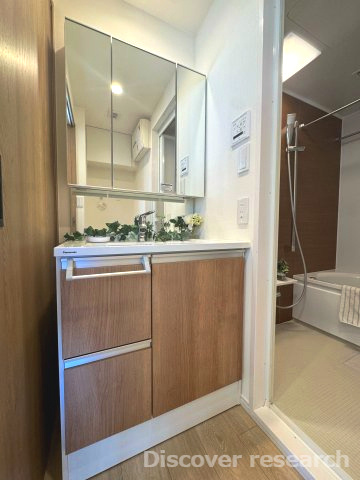 クリオ三鷹伍番館の独立洗面台|【洗面化粧台（三面鏡）】
三面鏡なので身支度がしやすそうです。鏡裏や下部には収納スペースが豊富で綺麗に収納できそうです。
