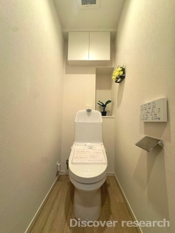 クリオ三鷹伍番館のトイレ|【トイレ】
白色を基調としていて落ち着きのあるトイレになっています。
上部には吊戸棚が設けられており、ペーパーや掃除用具などを綺麗に収納しておくことができそうです。