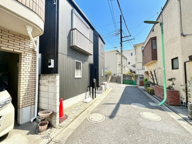 世田谷区八幡山2丁目　新築戸建の前面道路含む現地写真|現地ご見学希望・資料請求などお気軽にお問い合わせ下さい！
03-5990-5201